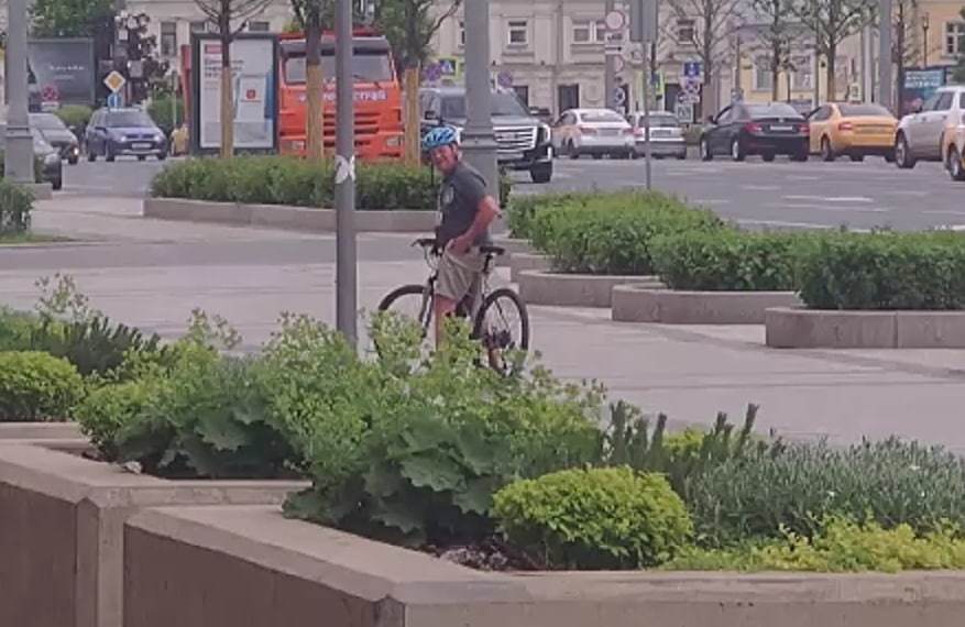 Американский военный во время прогулки по Москве показал "палец" символу "Z": у МИД РФ истерика